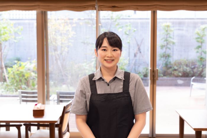 介護施設栄養士の正面画像