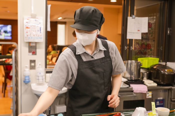 介護施設栄養士の正面画像