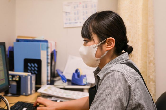介護施設栄養士の正面画像