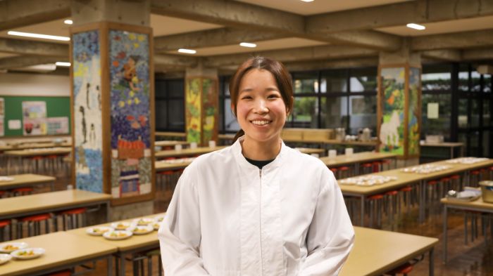 中学校栄養士の正面画像