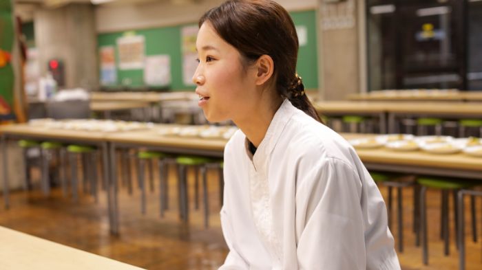 給食栄養士の正面画像